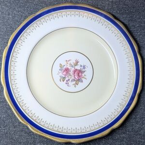 Vintage Johnson Brothers Pareek dinner Plate in the "Frinton" Pattern.